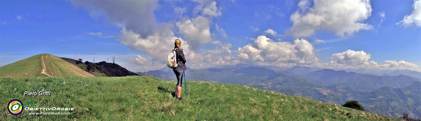 35 Ritorna il sole ... cima Linzone a sx, Valle Imagna a dx.jpg